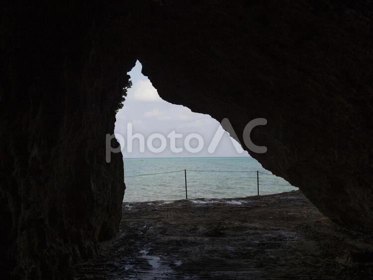 伊原間サビチ洞の風景 伊原間サビチ洞,海,光の写真素材