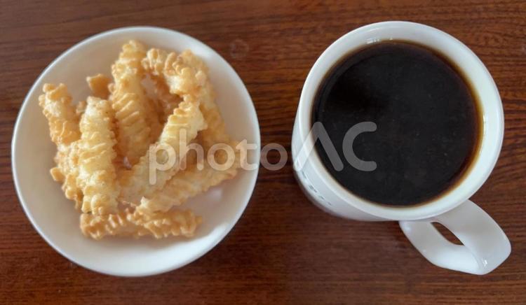 R7.03.08　コーヒーとひねり揚げ コーヒータイム,コーヒーブレイク,ドリップコーヒーの写真素材