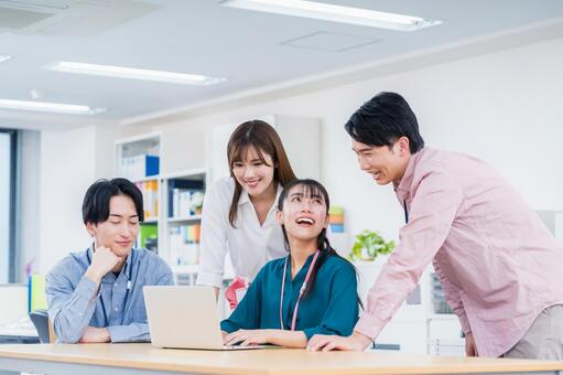 オフィスで働くビジネスマン。 ビジネス,人物,日本人の写真素材