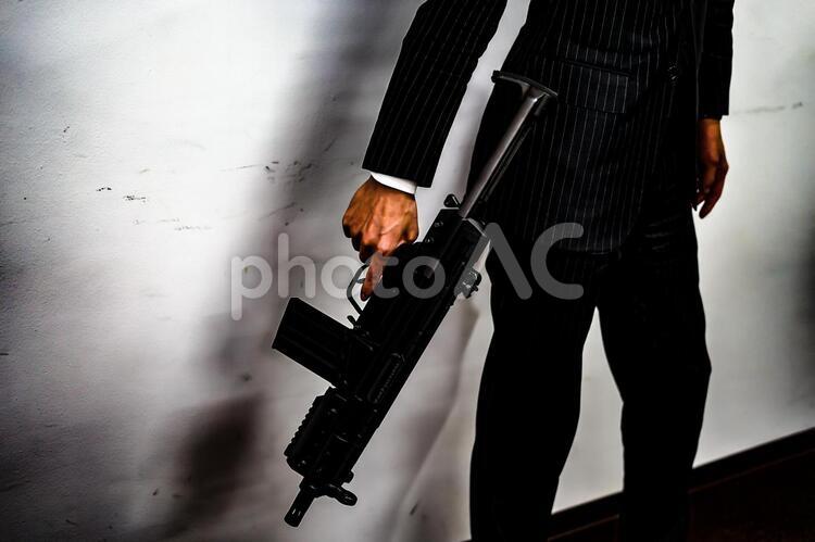 マシンガンを持つ戦うビジネスマン ビジネスマン,マシンガン,銃の写真素材