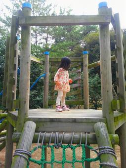 公園の遊具で遊ぶ幼稚園児（小さな子ども） 小さな女の子,子供,子どもの写真素材