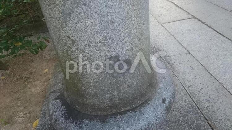 ハートを神社で見つけた ぬれた,コンクリート,セメントの写真素材