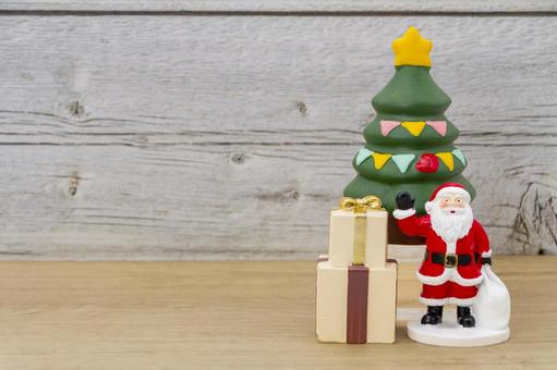 クリスマスツリーの前にサンタとプレゼント クリスマス,サンタクロース,リースの写真素材