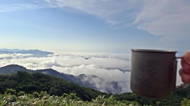 雲海を見ながら飲むコーヒー 雲海を見ながら飲むコーヒー 雲海,滝雲,頂上の写真素材