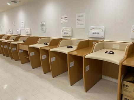 おむつ替えスペース おむつ,おむつ替え台,おむつ交換の写真素材