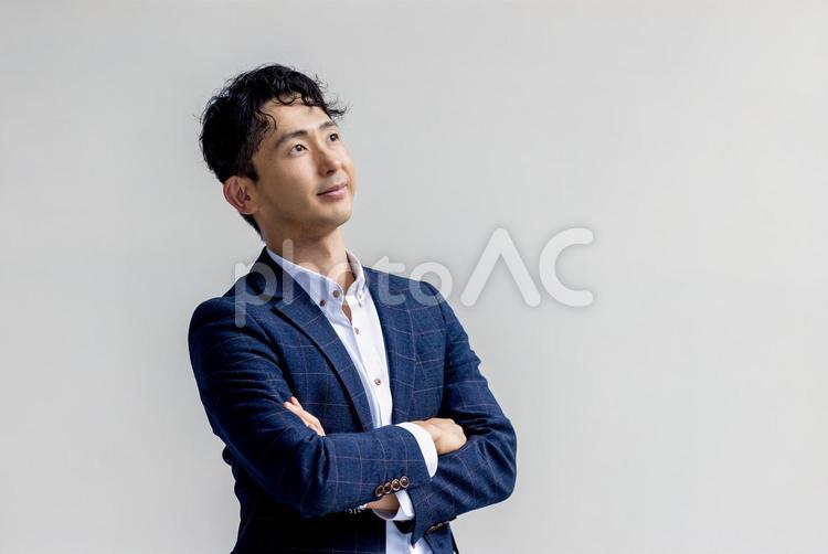 腕組みをする男性ビジネスマン 男性,ビジネス,ビジネスマンの写真素材