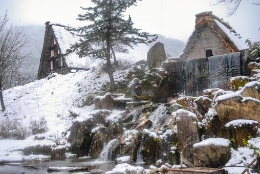 白川郷合掌造りと清流の冬景（岐阜） 白川郷,合掌造り,建築の写真素材