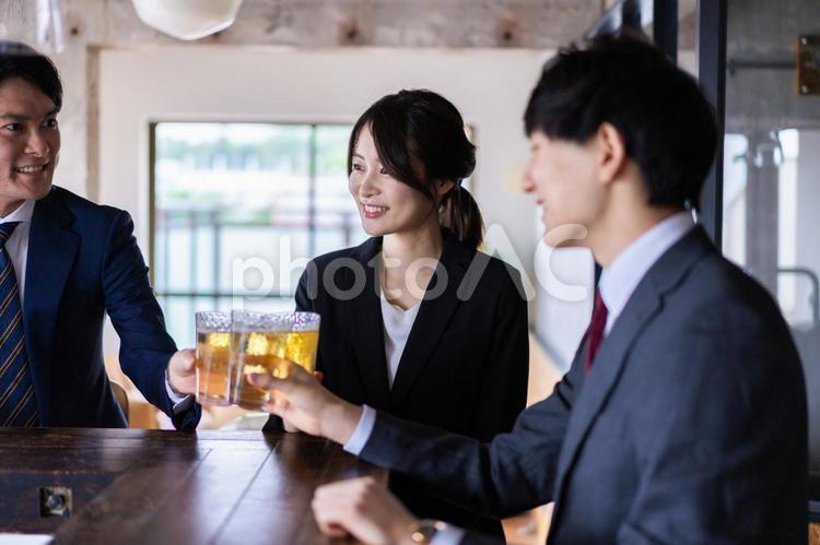飲み会をする男女のビジネスパーソン 飲み会,ビジネスマン,ビジネスウーマンの写真素材