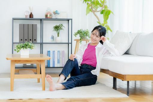リビングでくつろぐ若い女性 若い女性,笑顔,大学生の写真素材