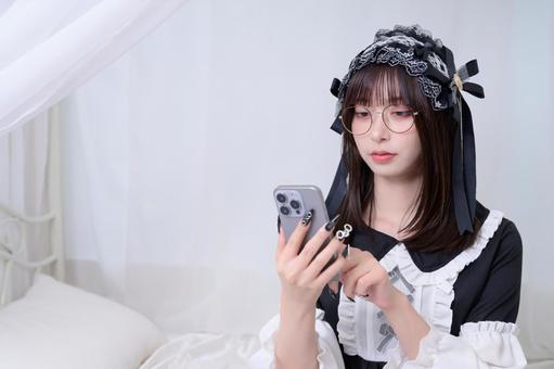 スマホを操作する地雷系女子 スマホを操作する地雷系女子の写真