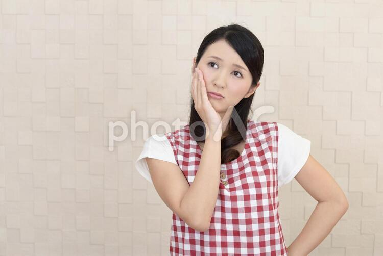 不安そうな表情の女性 女性,主婦,母親の写真素材