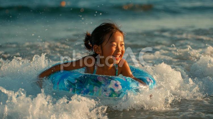 弾ける笑顔、真夏の水あそび 夏,笑顔,女性の写真素材