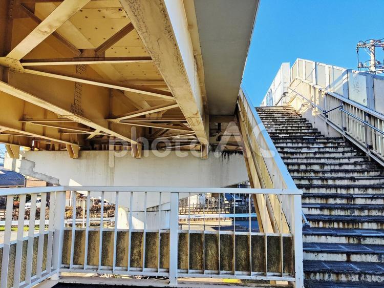 空と陸を結ぶ階段 階段,歩道橋,橋の写真素材