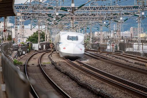 ホームを通過して走り去る東海道山陽新幹線 東海道,山陽,新幹線の写真素材