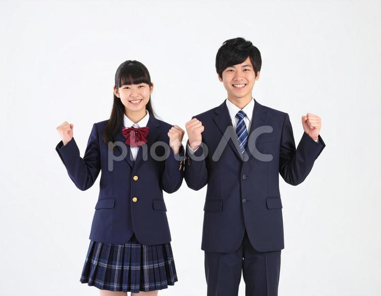 ガッツポーズで励ます男女高校生のイメージ 高校生,エール,励ますの写真素材