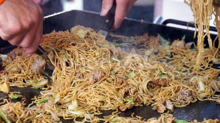 出店の鉄板焼き焼きそば 焼きそば,鉄板,鉄板焼きの写真素材
