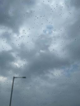 雨粒にピントを合わせた車窓 雨粒にピントを合わせた車窓 手前にピント,背景ボケ,静かな時間の写真素材