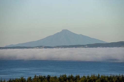 朝もやの中からそびえる利尻岳 朝もやの中からそびえる利尻岳 きれい,のどか,ゆとりの写真素材