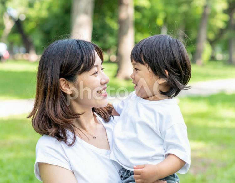 見つめ合う母と子 子供,母親,母の写真素材