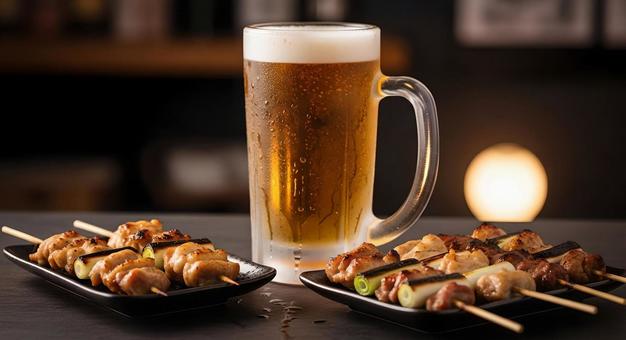 生ビールジョッキと美味しそうな焼き鳥 生ビールジョッキと美味しそうな焼き鳥の写真