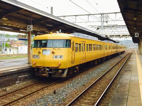 宇部駅のホームに停車中の電車の写真