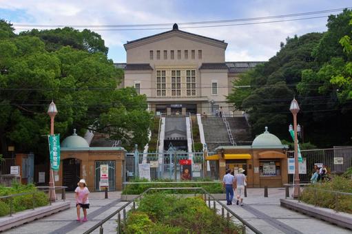 In the connecting passage in front of the Osaka Municipal Museum of Fine Arts, JPG In the connecting passage in front of the Osaka Municipal Museum of Fine Arts, JPG