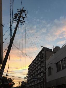 電柱と夕方の空 電柱と夕方の空の写真