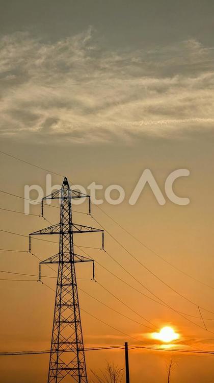 夕日と鉄塔、オレンジに染まる空 鉄塔,夕焼け,夕日の写真素材