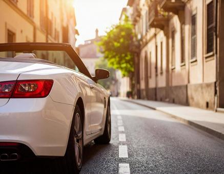 古い町並みの街角に止められたオープンカー 古い町並みの街角に止められたオープンカーの写真