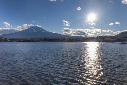 河口湖に反射する太陽と富士山のシルエット 河口湖に反射する太陽と富士山のシルエットの写真