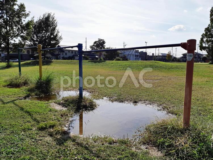 鉄棒と水たまり 鉄棒,てつぼう,水たまりの写真素材
