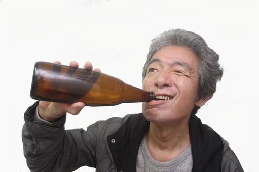 アルコール依存症シニア男性 シニア男性,アルコール依存症,アル中の写真素材