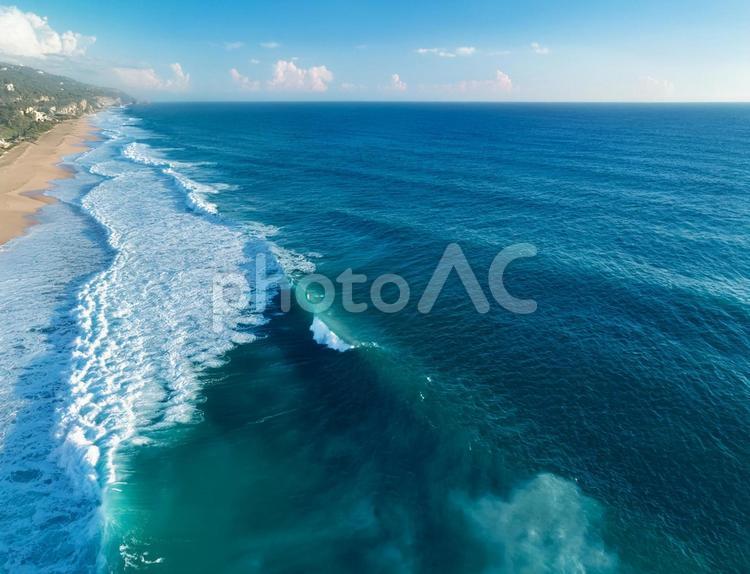 夏のマリンブルーの海と白い波 海,エメラルドグリーン,夏の写真素材