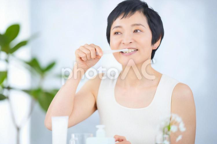 歯磨きをするショートカットの女性 女性,日本人,50代の写真素材