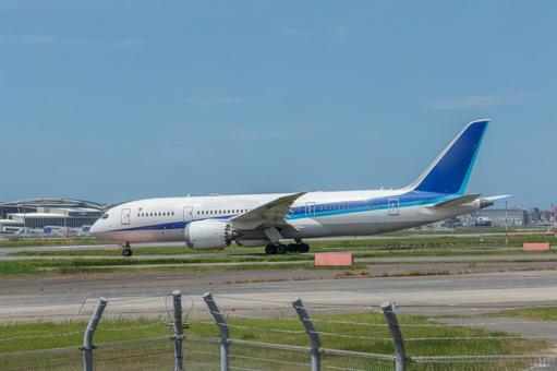 夏の昼、福岡空港へのアプローチ 夏の昼、福岡空港へのアプローチの写真