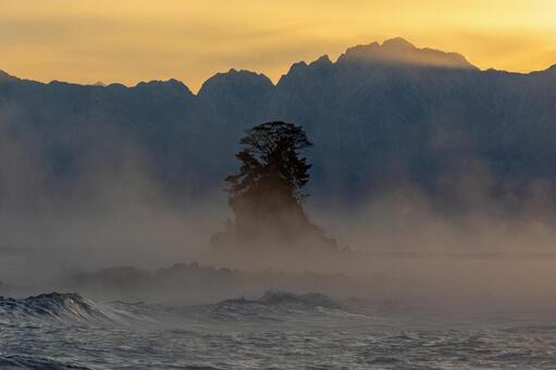 朝霧に浮かぶ女岩と立山連峰｜日の出前 雨晴海岸,女岩,気嵐の写真素材