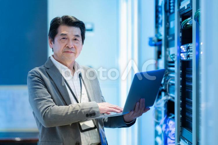 サーバーをメンテナンスするエンジニア エンジニア,サーバー,サーバールームの写真素材