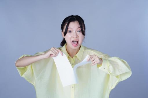 激怒してページを破る黄色い服の女性 女性,紙,ルーズリーフの写真素材