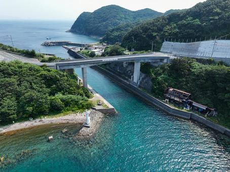 愛媛県愛南町 船越運河と北口防波堤灯台 愛媛県愛南町 船越運河と北口防波堤灯台 船越運河,運河,北浜防波堤灯台の写真素材