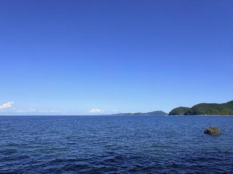 穏やかな波と青空の海 穏やかな波と青空の海 海,青空,水平線の写真素材