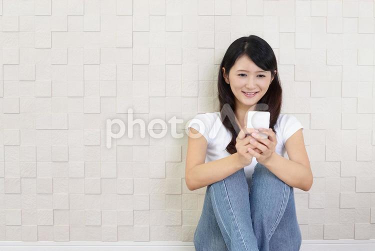 スマートフォンを持つ笑顔の女性 女性,スマートフォン,女の写真素材