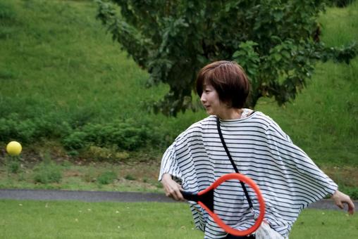 ＜人物＞夏の公園でテニスをする女性 女性,笑顔,テニスの写真素材