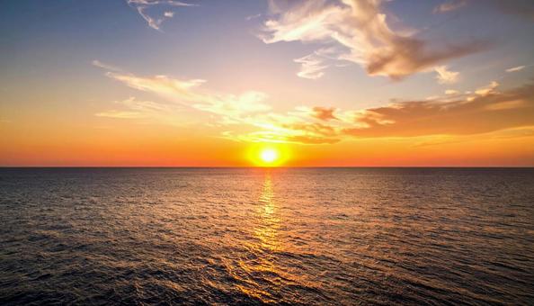海に沈む夕日 海に沈む夕日の写真