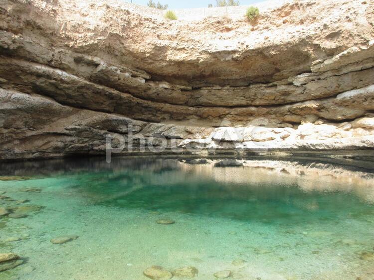 オマーン　ビマ・シンクホール　内部 シンクホール,オマーン,ビマシンクホールの写真素材