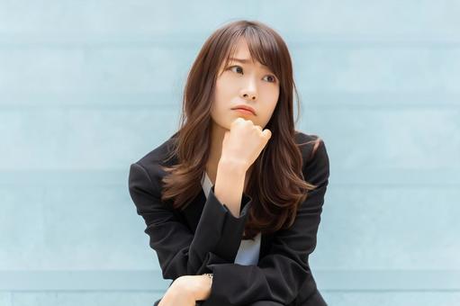 考えごとをする女性・ビジネスウーマン 考えごとをする女性・ビジネスウーマン 女性,ビジネス,ビジネスウーマンの写真素材