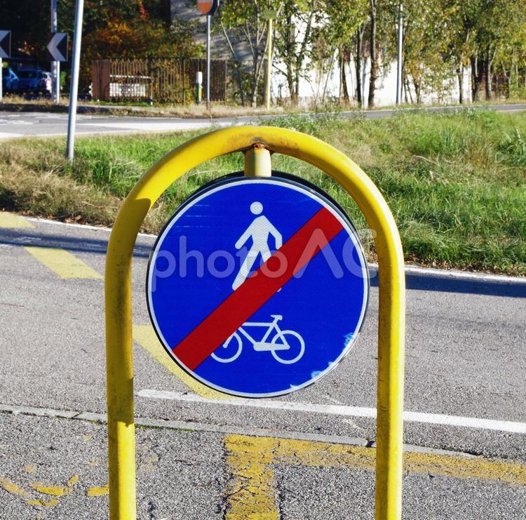 イタリアの道路標識 歩行者　二輪車　禁止 道路標識,自転車,標識の写真素材