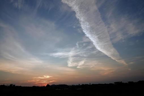 日の出とトルネード 日の出とトルネード 空,雲,早朝の写真素材