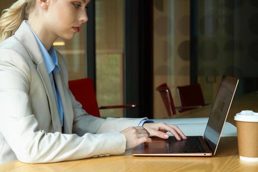 オフィスでノートパソコンを使っているビジネスウーマン ビジネスウーマン,ビジネス,女性の写真素材