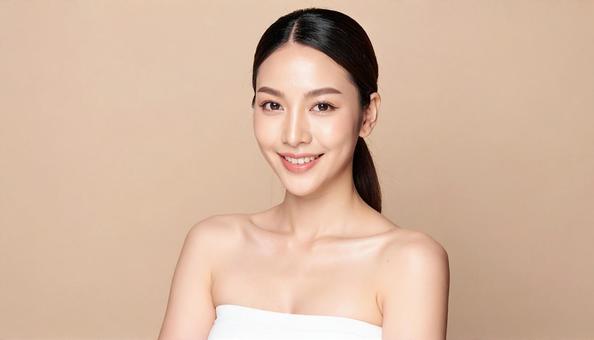 化粧水をつける女性 化粧水をつける女性の写真