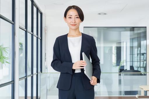 パソコンを持つ女性 ビジネス,オフィス,ビジネスウーマンの写真素材